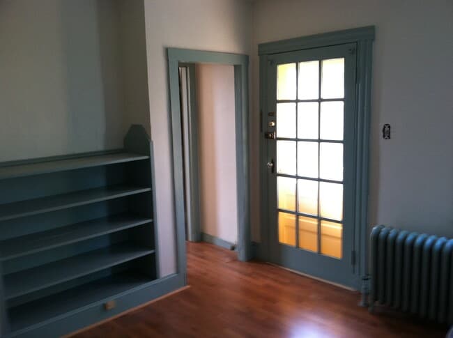 Dining Room/Entrance - 42 Bloomsbury Ave