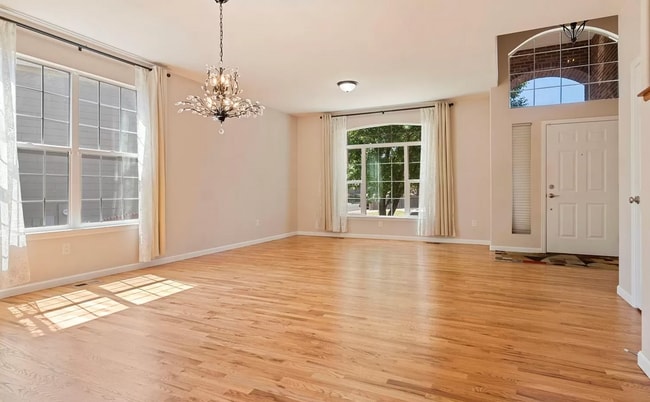 Building Photo - Huge room in a large shared home, private ...