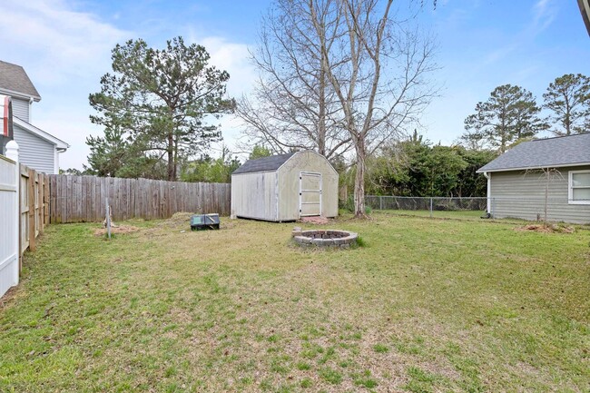 Building Photo - Adorable Bungalow close to base!