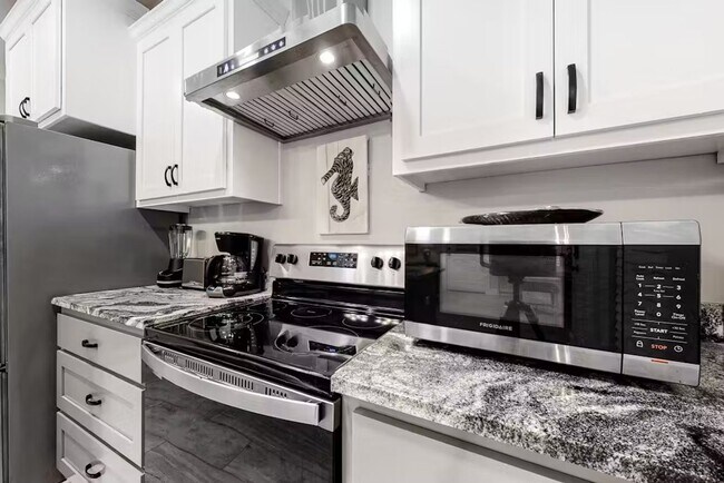 Building Photo - 3 bed 2 Bath Panama City Beach House