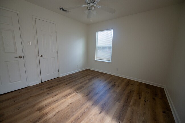 Building Photo - 1727 S Park