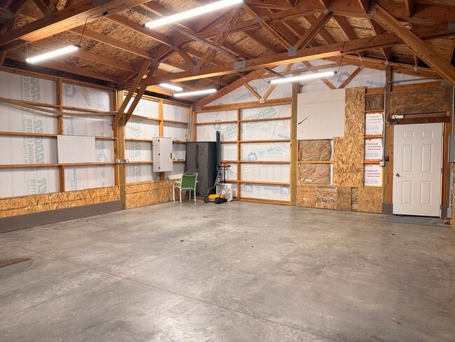 Building Photo - Downtown CDA with Shop!