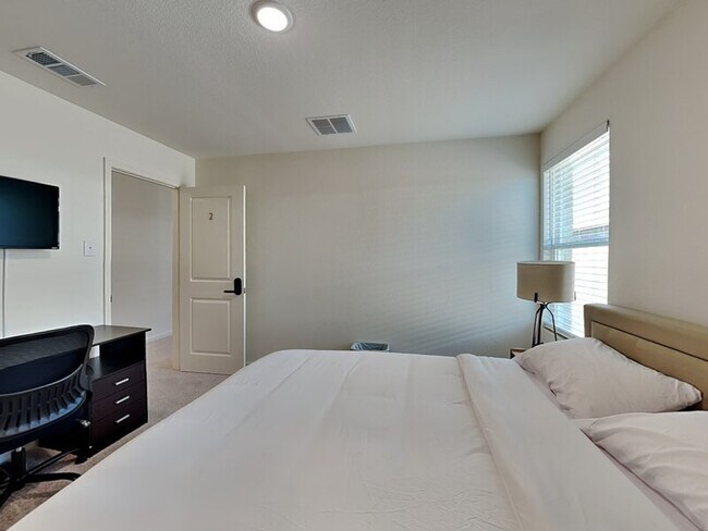 Building Photo - 14141 Emeric St