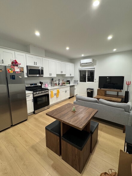 Co-Living Room - 1736 Kelton Ave