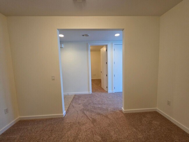 Building Photo - Fantastice High Rise with Full City Views!