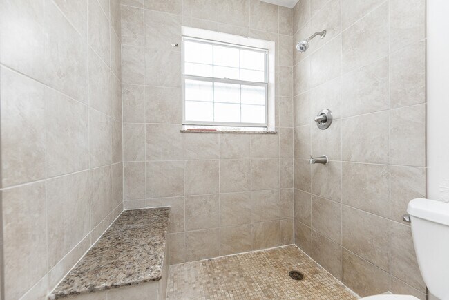 Building Photo - 2101 Fountain View Dr