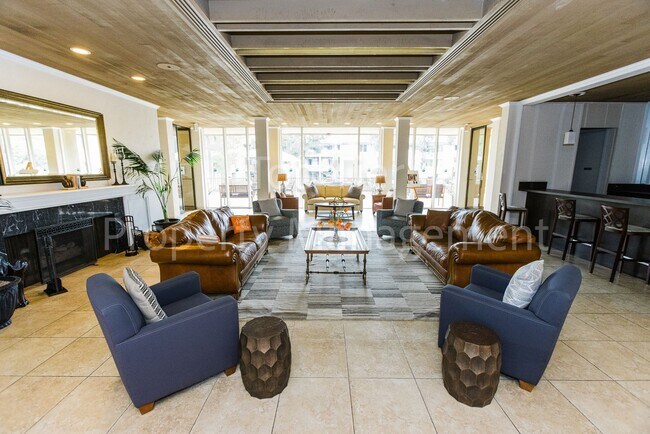 Building Photo - Spacious Top-Floor 1BR Condo with Ocean Vi...