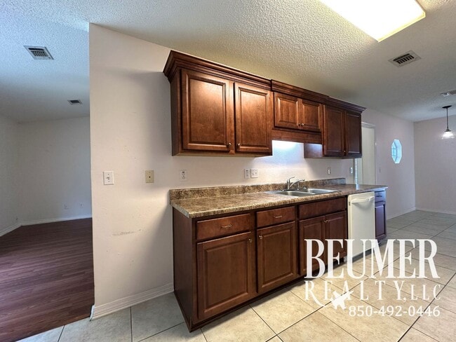 Building Photo - Charming 3-Bedroom Home in Lake Cook Estat...