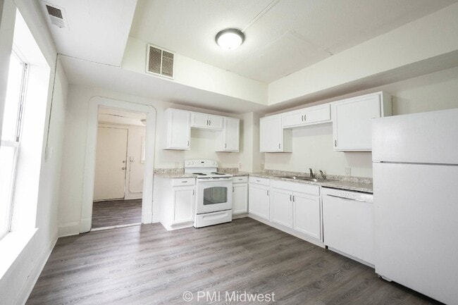 Building Photo - "Charming Duplex Retreat: Spacious 2-Bedro...