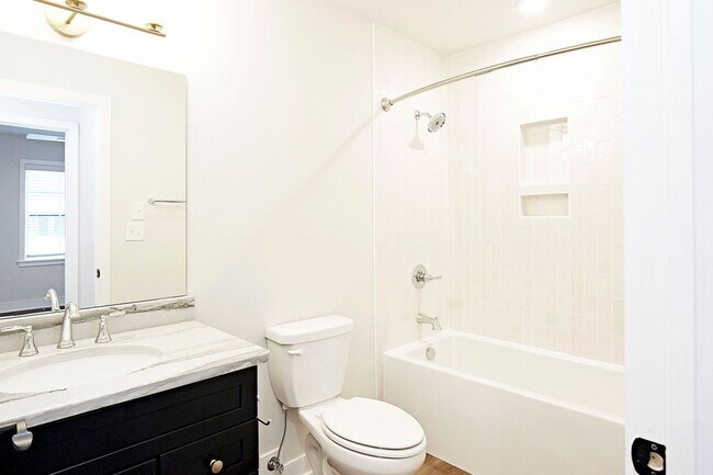 Building Photo - Newly Renovated Townhome in the Heart of Belmont