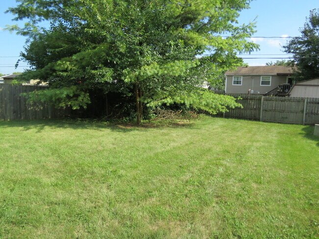 Building Photo - 857 Radbourne Dr