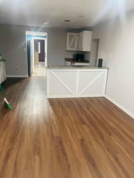 Building Photo - 1416 Vickers Ave