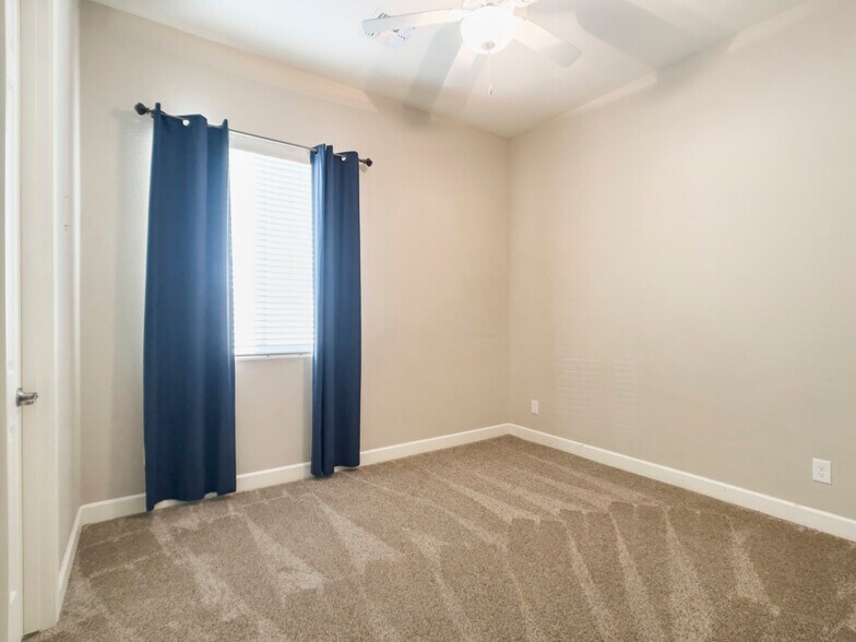 bedroom J&J 2 - 5132 S Centric Way