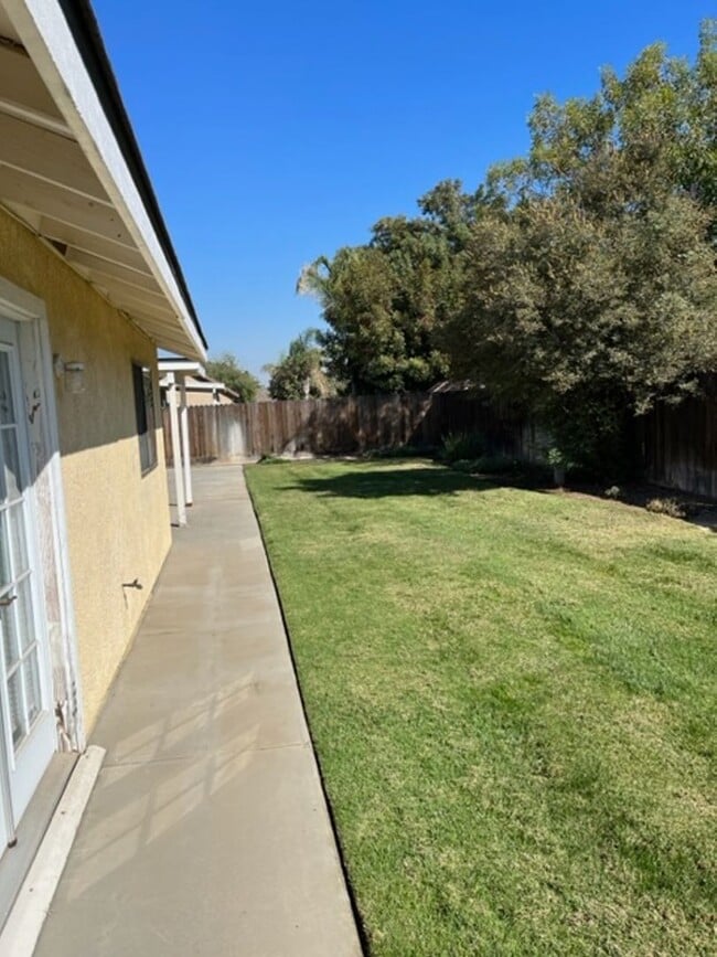 Building Photo - Nice 5 bedroom home with a large garage.