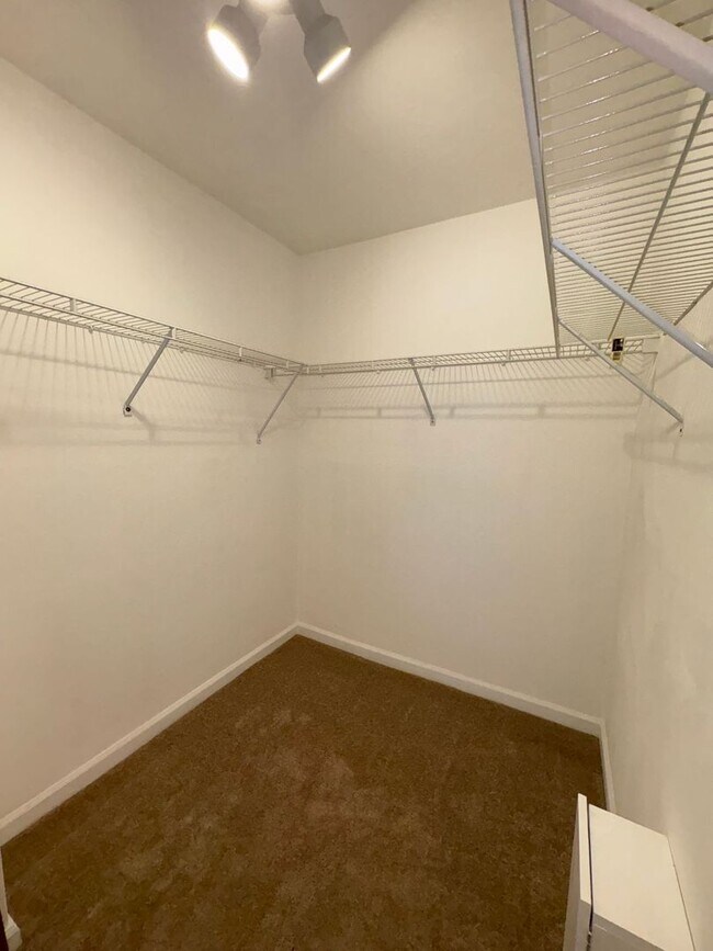 Building Photo - LARGE 2ND FLOOR CONDO