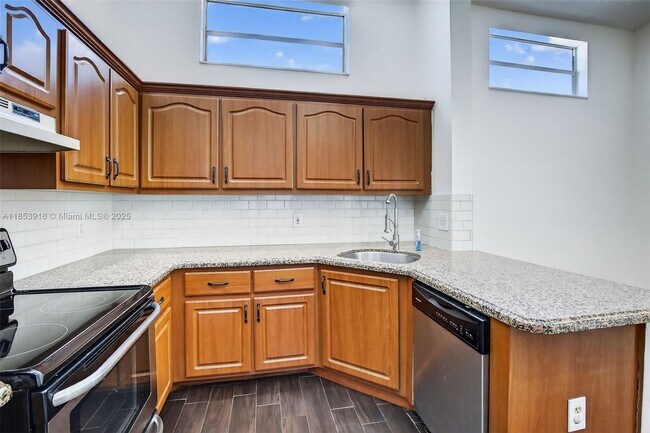 Building Photo - 581 Lakeside Cir