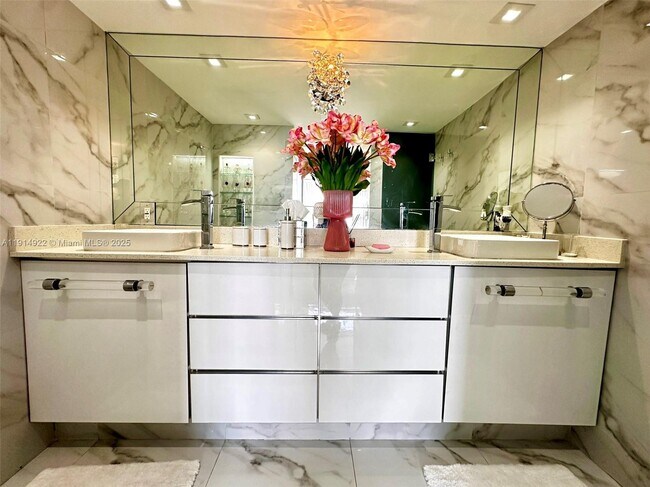 Building Photo - 6770 Indian Creek Dr