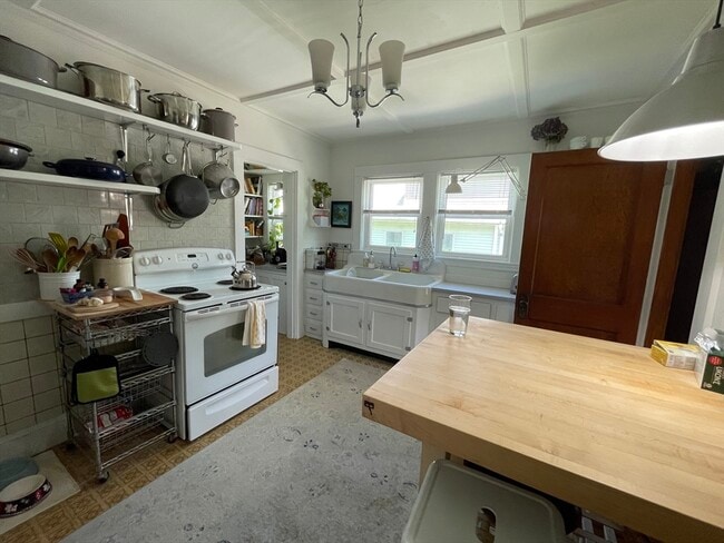 Building Photo - 62 Newport St