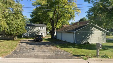 Building Photo - Beautiful 5 Bedroom 2 Bathroom Neenah Lake Home