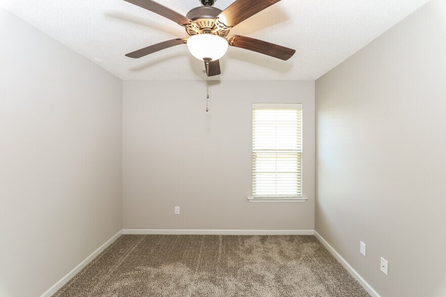 Building Photo - 1087 Darren Cir E