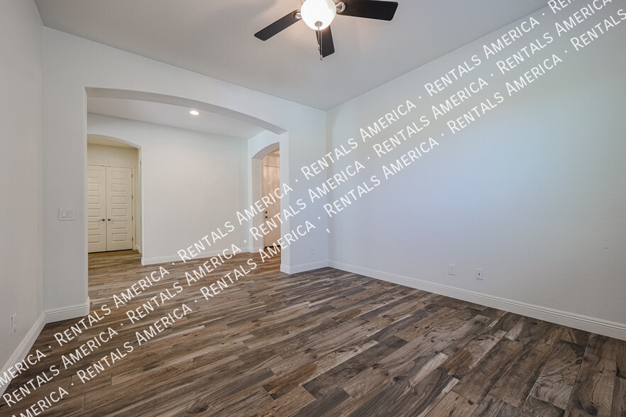 Building Photo - 4121 E Yellowstone Pl