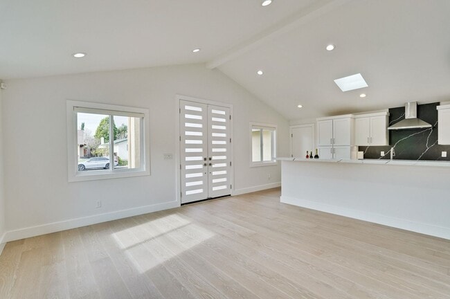 Building Photo - Gorgeous 4 Bed 3 Bath House on a Corner Lot!