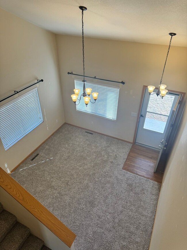 Building Photo - Charming 5 Bedroom