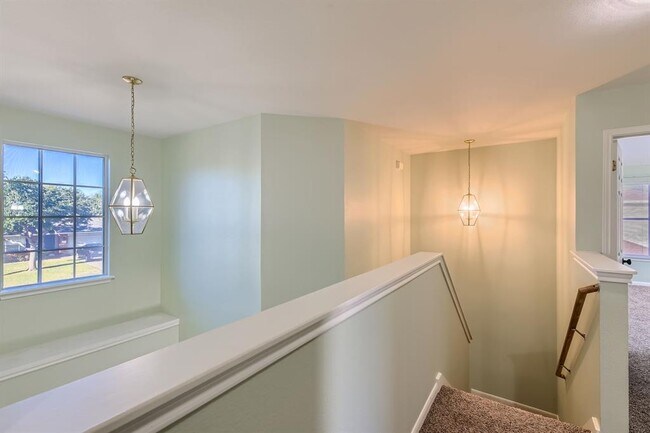 Building Photo - 105 Meadowlark Ln