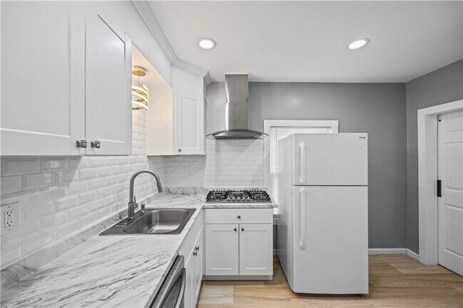 Building Photo - 325 1st St