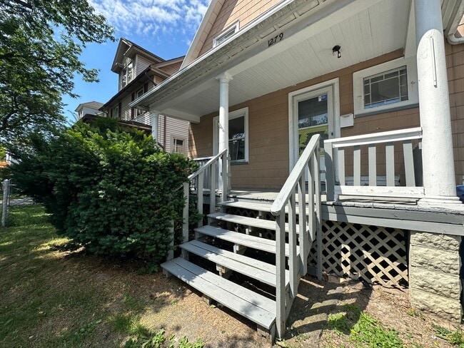 Building Photo - NICE 3 BEDROOMS WITH FULL BATH MOVE-IN READY!