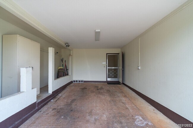 Building Photo - IMMACULATE AND CLEAN 3BR/1.5BA WITH 2 BONU...