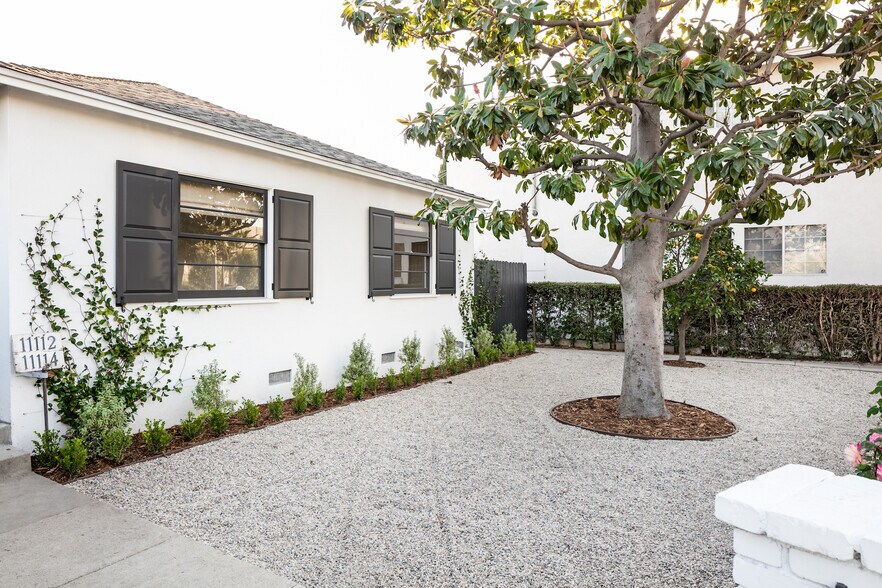 well maintained front yard - 11112 Exposition Blvd