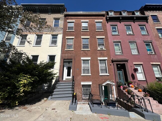 Primary Photo - 91 Columbia St