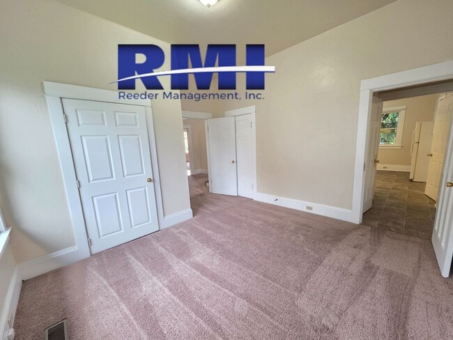 Building Photo - Charming 4-Bedroom