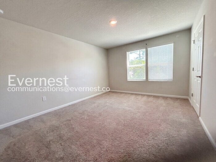 Building Photo - 17 Riverside Ln