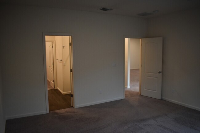 Building Photo - 662 Pegasus Dr