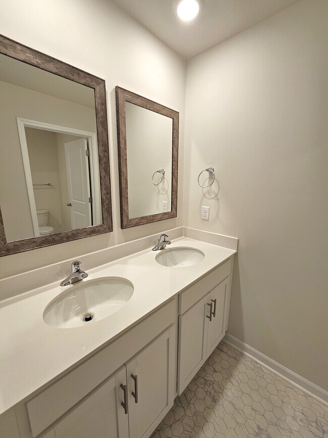 Building Photo - 942 Pineland Dr