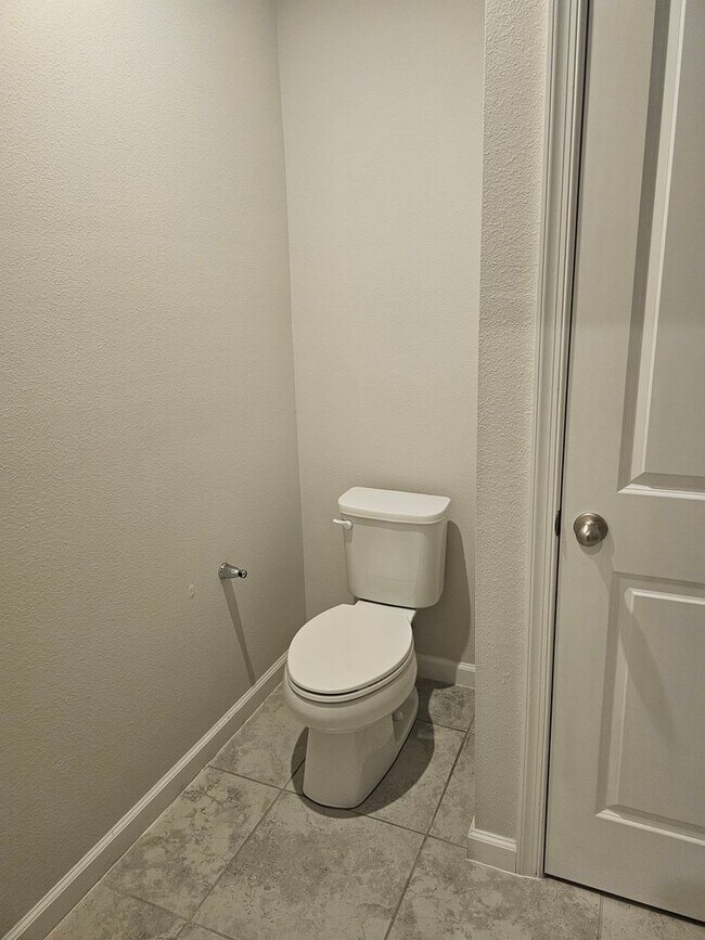 Building Photo - 3 bed 2 bath single family home