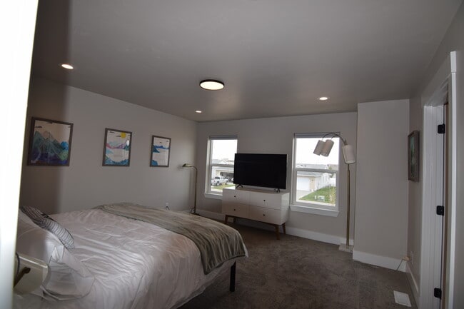 Building Photo - 2929 Sunburst Dr