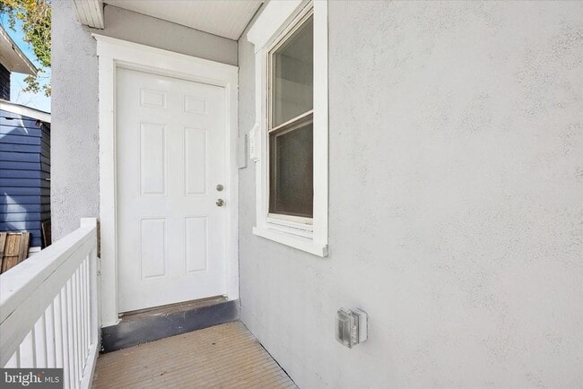 Building Photo - 566 Rutherford Ave