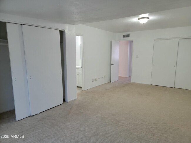 Building Photo - 621 E Papago Dr