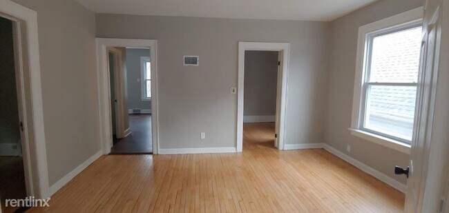 Building Photo - 3 br, 1 bath Apartment - 3374 N Richards St