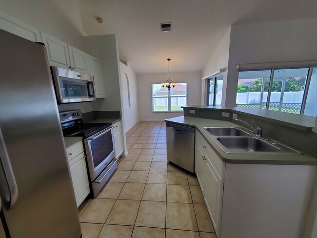 Building Photo - 3011 SW 14th Ct