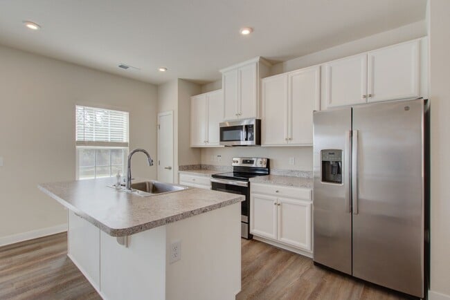 Building Photo - Like New End Unit Townhome, 3 Bed 2.5 Bath