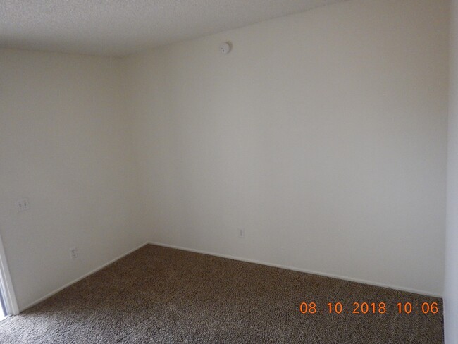 Building Photo - West Ironwood Hill Dr & Greasewood Rd 2/2
