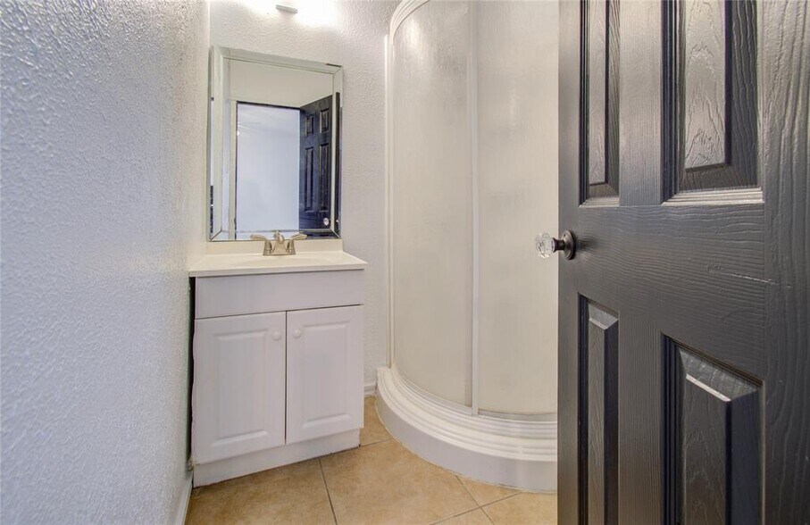 Building Photo - 5319 Bell St