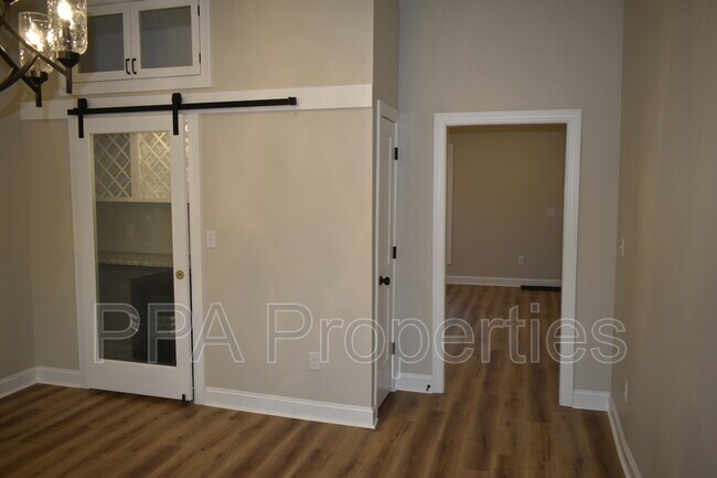 Building Photo - 306 S First St