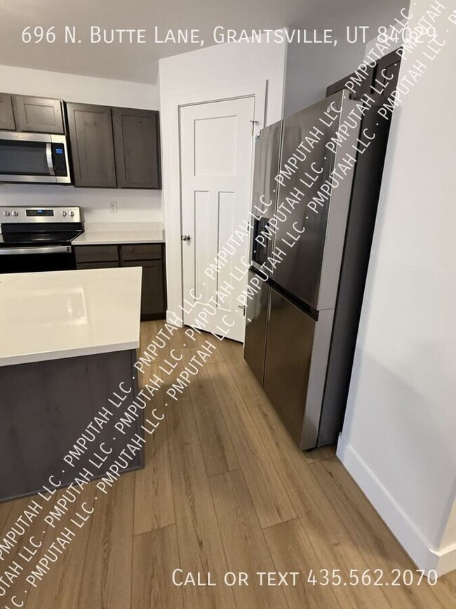 Building Photo - 696 Butte Ln