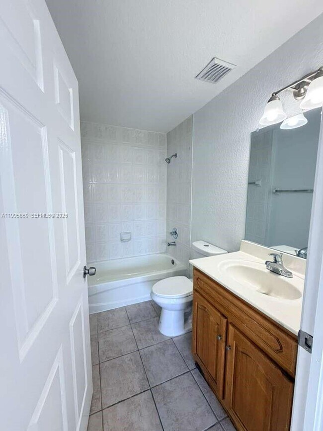 Building Photo - 31 NE 13th Ave