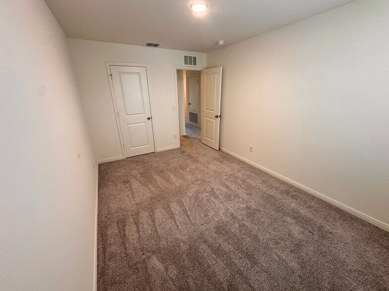 Building Photo - Room in House on Maple Ter